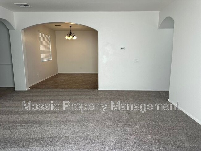 Building Photo - 957 S Almira Ave