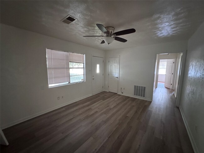 Building Photo - 290 Clemmons Ave