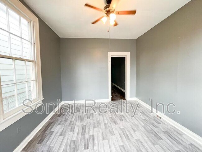 Building Photo - 2515 Laharpe Street