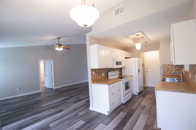 Building Photo - 6230 Fernwood Dr
