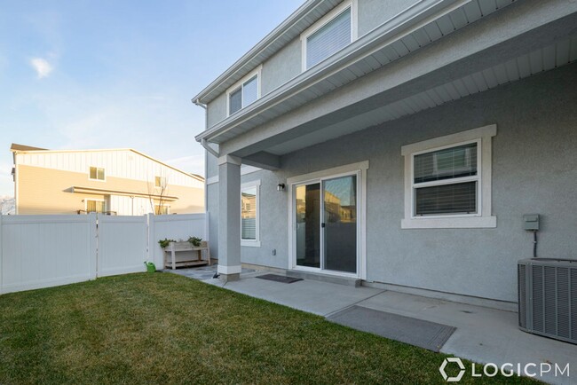 Building Photo - Stunning Row-End Townhome In Excellent Loc...