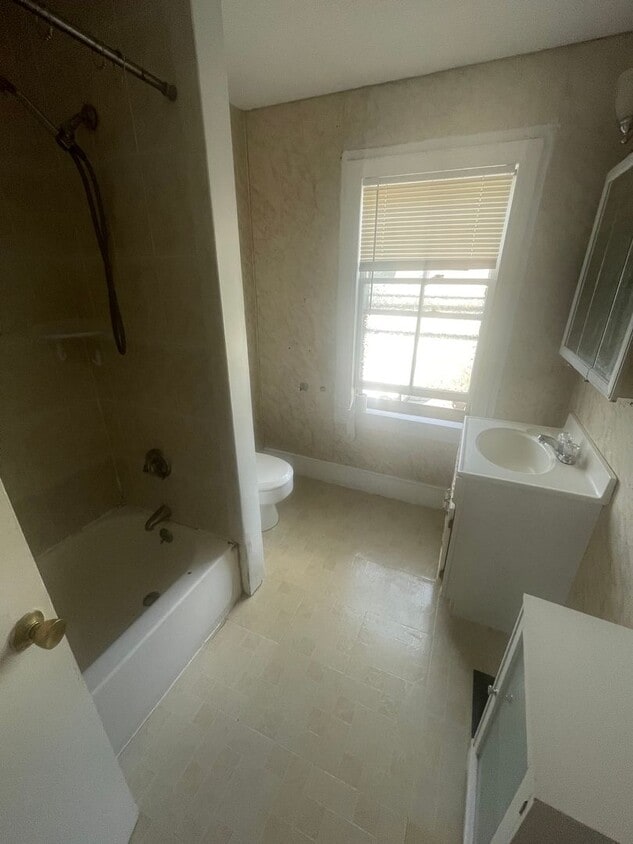 Large 3 bed located next to the Commuter R... - Large 3 bed located next to the Commuter R...