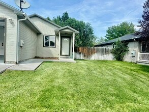 Building Photo - 1332 NE Brenda Dr