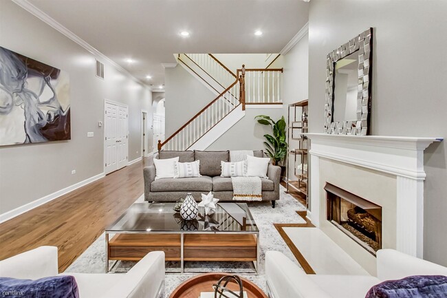 Building Photo - 4 br, 2.5 bath Condo - 3545 N Fremont St