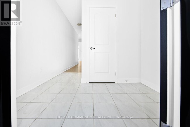 Photo du bâtiment - 1039 Thompson Dr