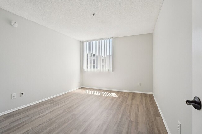 Interior Photo - 310 South Virgil Ave