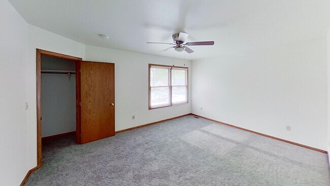 Foto del edificio - Two story duplex with two large bedrooms, walk in closet, one and a half bath, full basement, 12x...