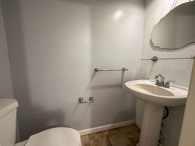 Foto del edificio - 2BR/1.5BA Townhouse in Mill Run!