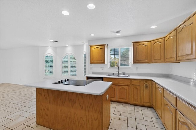 Building Photo - Executive Rental