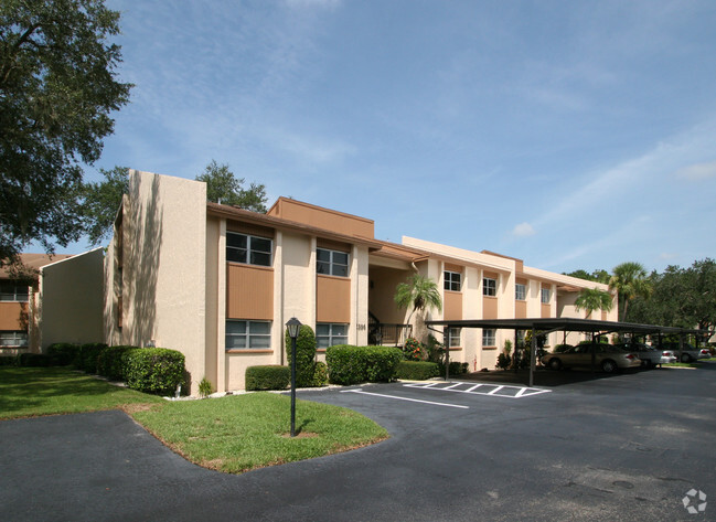 Foto del edificio - Forest Lakes Village