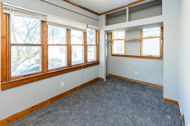 Building Photo - 818 Edmund Ave W