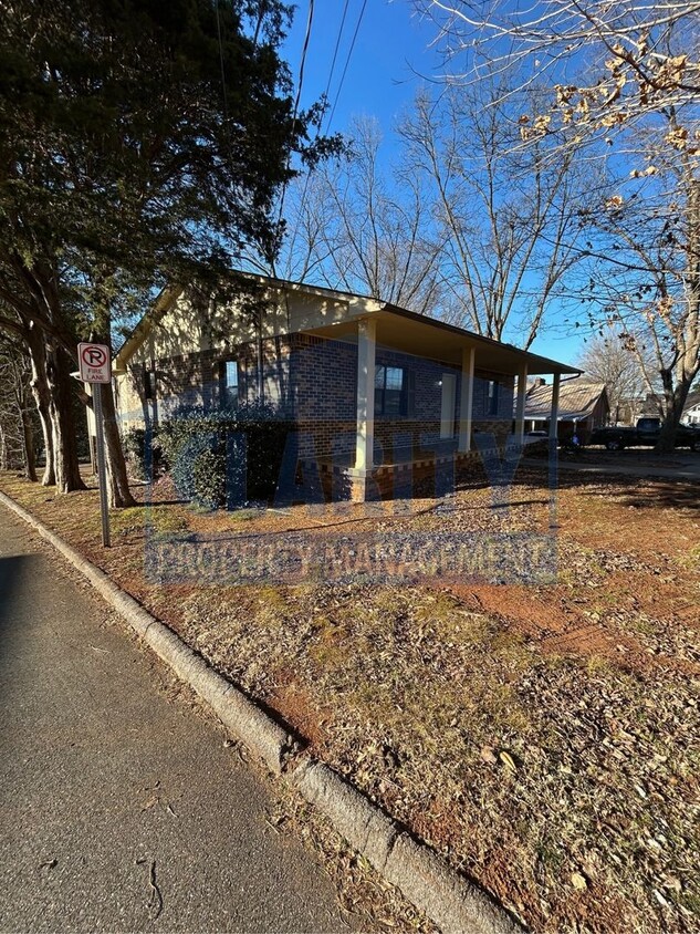 Primary Photo - Lovely home in a quiet neighborhood!