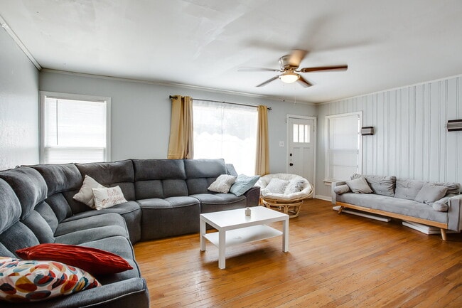 Building Photo - Short term leasing option through the end ...