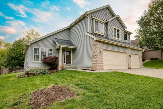 Building Photo - Beautiful 4 Bedroom In Rose Garden Estates!!
