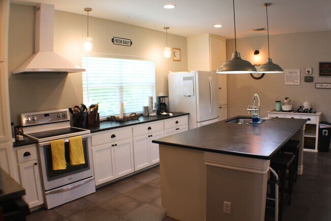 Building Photo - CANYON LAKE HILLS