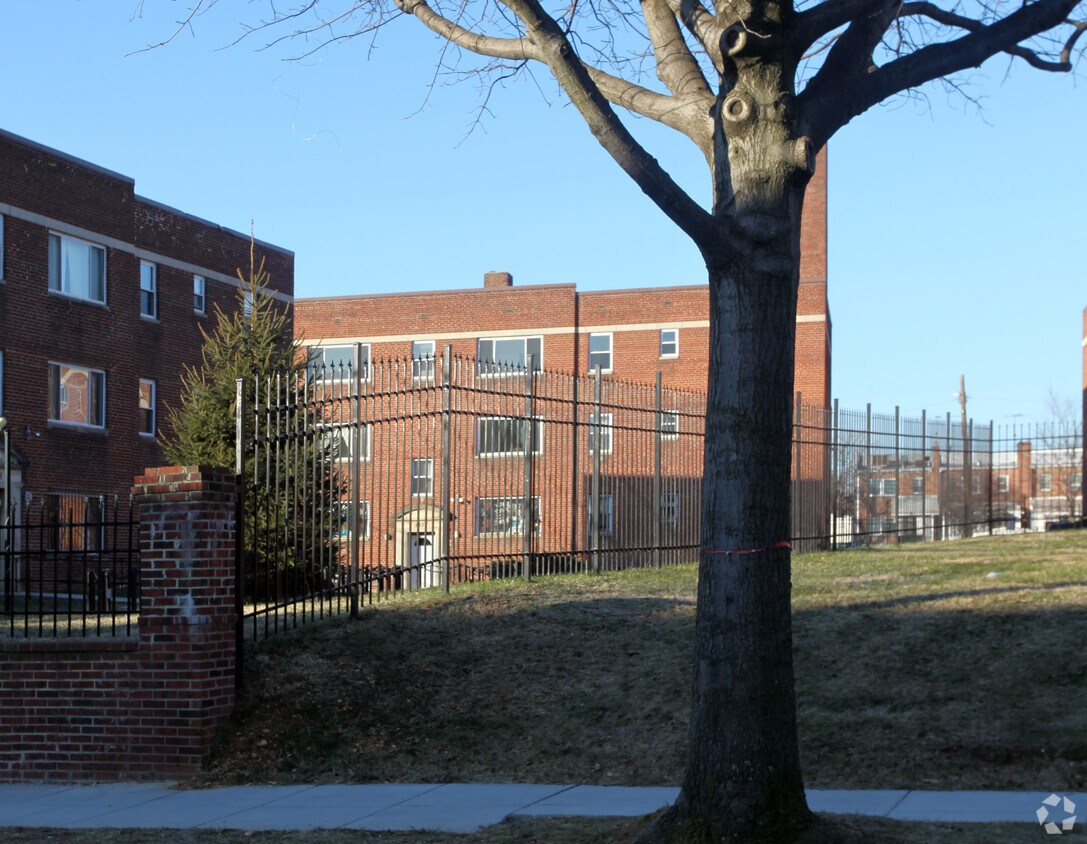 Foto del edificio - 3321-3325 13th St SE