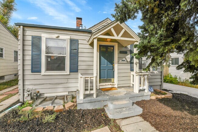 Building Photo - 3 Bedroom 2 Bathroom Home Available August 7th!