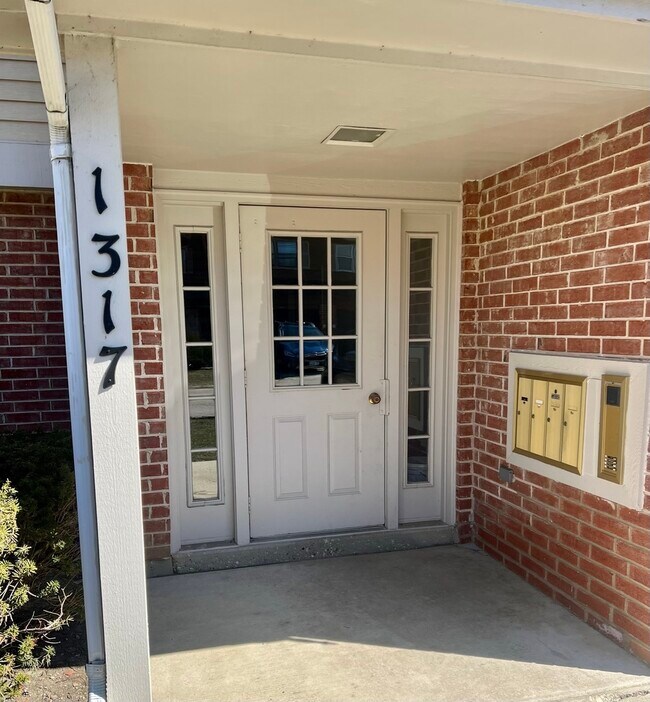 Building Photo - 1317 E Evergreen Dr