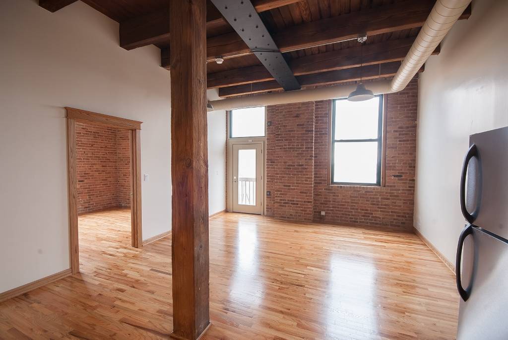 Primary Photo - 216 N May St
