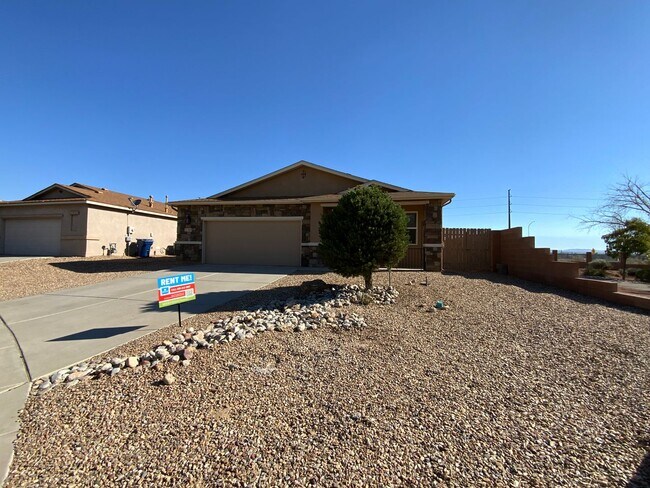 Foto del edificio - 4 Bedroom Single Story Home Available Near...