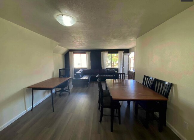Foto del edificio - $2,900 - 2 Bedroom, 2 Bathroom Condo in the Heart of UTC La Jolla