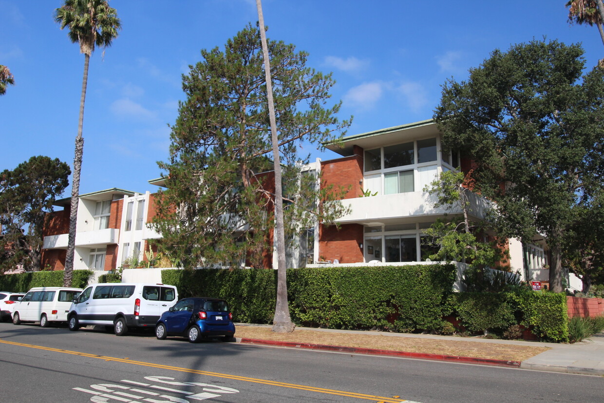 Front of Building - 854 18th St