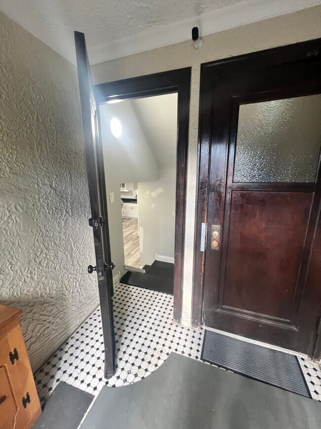 Building Photo - 3748 W Windsor Ave