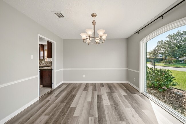 Building Photo - 3002 Hampton Dr