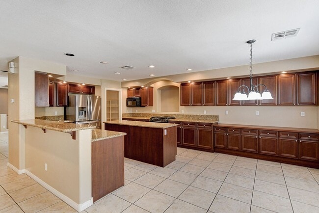 Building Photo - Gorgeous Pool Home!