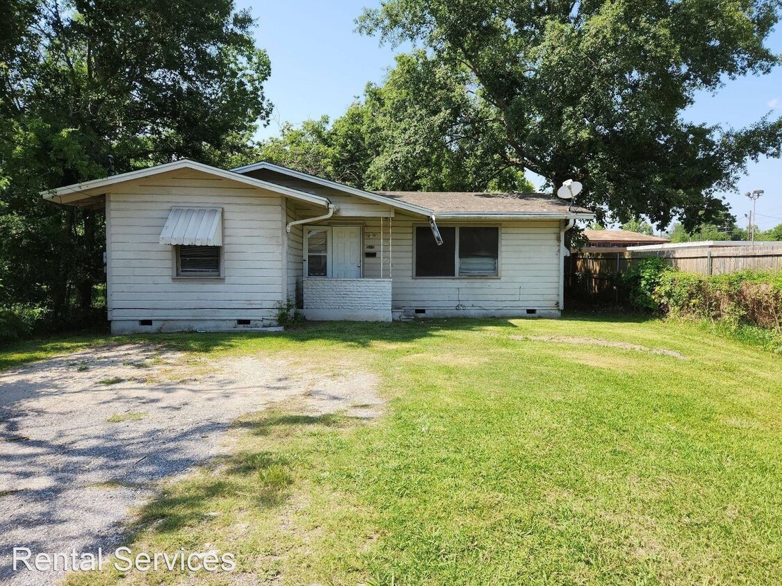 Primary Photo - 2 br, 1.5 bath House - 570 Anchor St.