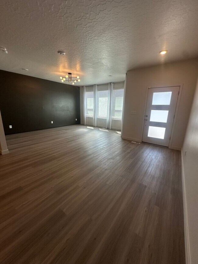 Foto del edificio - Beautiful Townhome!!!