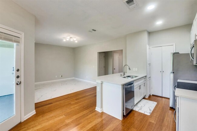 Building Photo - Newly Renovated 1 Bedroom 1 Bathroom  Avai...