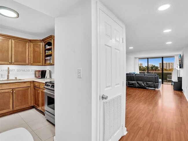 Foto del edificio - 3675 N Country Club Dr