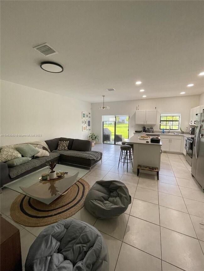 Foto del edificio - 767 SW 11th St