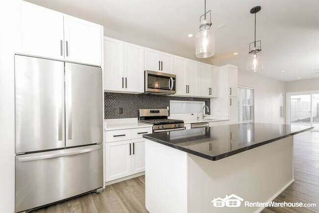 Foto del edificio - Stunning Custom Built 3 BR/2.5 BA home wit...