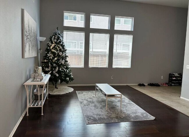 Building Photo - Stunning 3 Bed/2.5 Bath Home In Beautiful ...