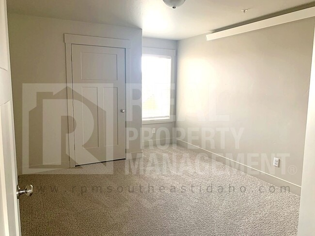 Building Photo - Modern and Open 3 Bedroom, 2 Bathroom Apartment for Rent in Idaho Falls by Real Property Manageme...