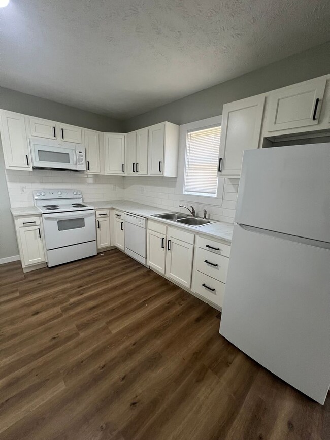 Building Photo - 3 Bedroom Home