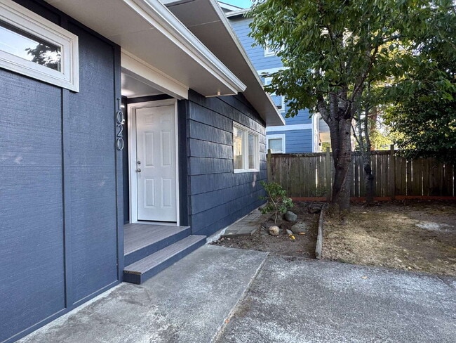 Building Photo - Freshly Updated 4-Bed Retreat Centrally Lo...