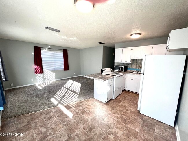 Building Photo - 231 Poinsettia Dr