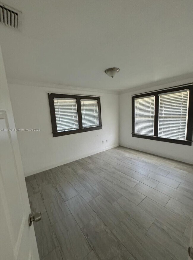 Building Photo - 934 SW 8th Ct