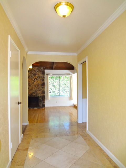 Building Photo - 1119 The Dalles Ave