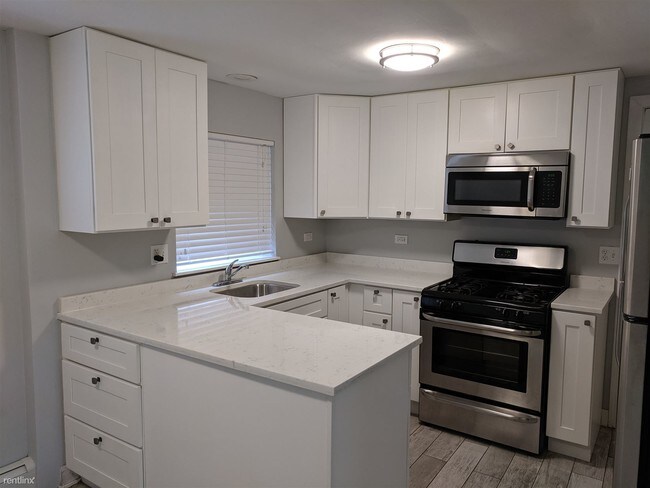 Foto del edificio - 5852 W Irving Park Rd