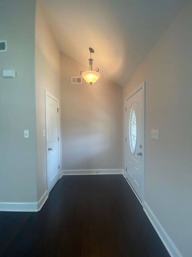 Building Photo - $1650 Adorable 3 Bedroom 2 Bath Ranch Home...