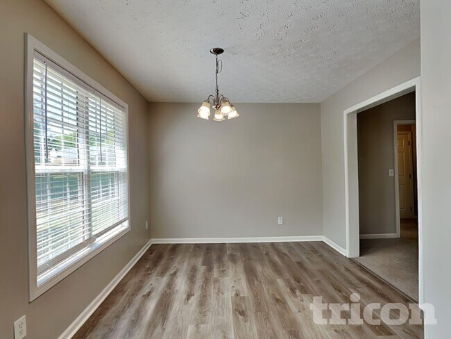 Building Photo - 410 Red Oak Ct