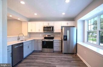 Building Photo - 31 W Duck St