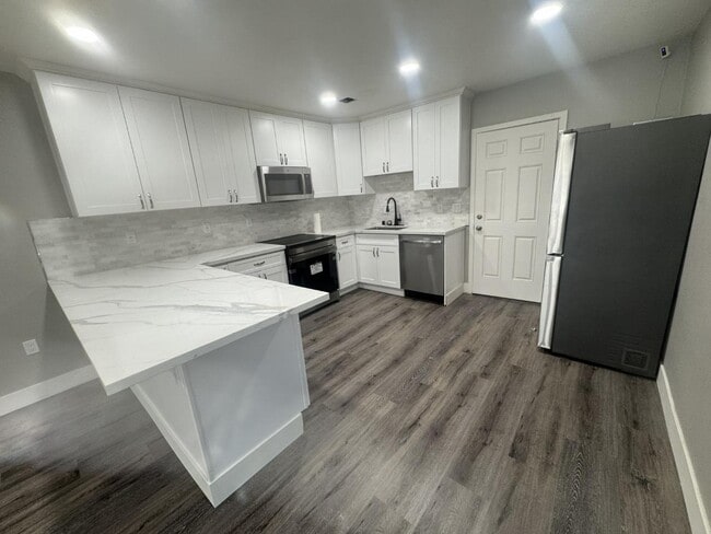 Building Photo - 517 Madera Ave