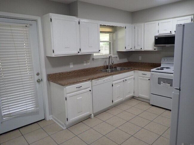 Foto del edificio - 17345 Ashton Ave