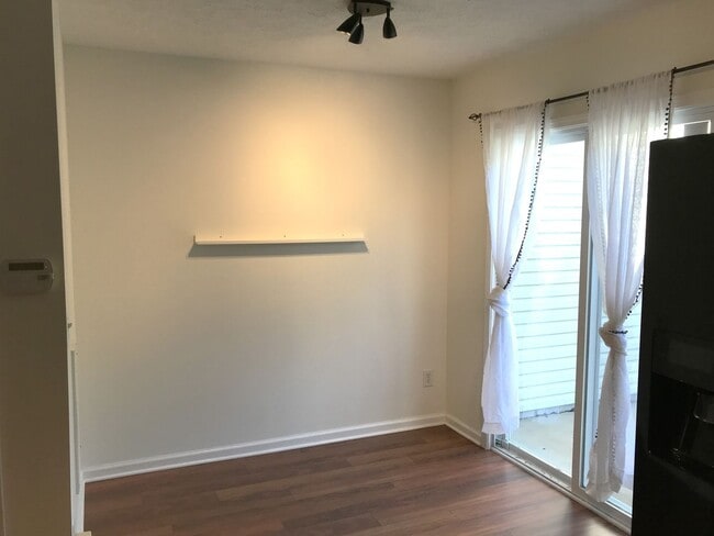 Building Photo - 2 Bedroom Townhome Near Lenox Village!