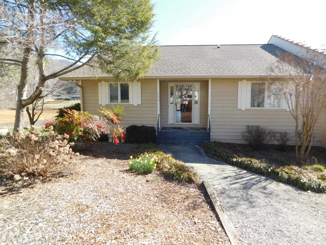 400 Shady Cove, Hiawassee, GA 30546 House for Rent in Hiawassee, GA